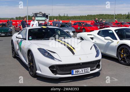 Nürburg, Deutschland - Nürburgring - FRD-Runde 2019 Ferrari Challenge Europe. Weißer Ferrari 812 Superfast parkt auf einem Parkplatz. Stockfoto