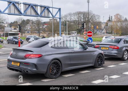 Luxemburg-Stadt, Luxemburg - Mattgrau Mercedes-AMG C63 S Coupé fährt mitten im Verkehr auf einer Straße. Stockfoto