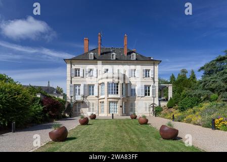 Villers-lès-Nancy, Frankreich - Schwerpunkt auf einem alten Stadthaus aus dem 18. Jahrhundert in einem öffentlichen Park in den Vororten von Nancy. Stockfoto
