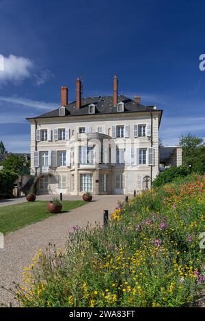 Villers-lès-Nancy, Frankreich - Schwerpunkt auf einem alten Stadthaus aus dem 18. Jahrhundert in einem öffentlichen Park in den Vororten von Nancy. Stockfoto