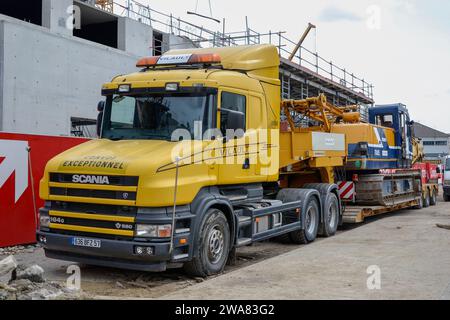 Nancy, Frankreich – Gelber Lkw Scania 164G mit Raupenkran auf einer Baustelle. Stockfoto