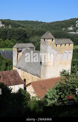Die Kirche Saint-Martin de Tayac ist eine romanische Kirche, die am Ende des Mittelalters befestigt wurde, wie auch die Türme und Machicolationen belegen Stockfoto
