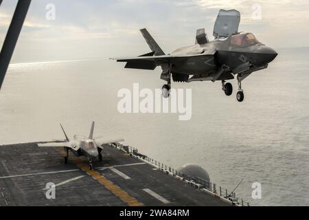 US-Streitkräfte. PACIFIC OCEAN-- eine F-35B Lightning II schweben vor der Landung an Bord der USS America (LHA 6) während der Lightning Carrier Proof of Concept Demonstration am 19. November 2016. Die Demonstration ist die erste Integrationsdemonstration des Marine Corps F-35B neben anderen Marine Corps Air Combat Element Assets. (U.S. Marine Corps Foto von CPL. Thor Larson/veröffentlicht) Stockfoto