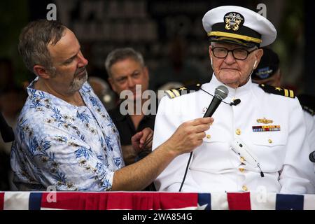 US-Streitkräfte. Jim Downing, 103, der zweitälteste Überlebende von Pearl Harbor, spricht über die Bedeutung der Ehrung derjenigen, die während der Pearl Harbor Memorial Parade im Fort Derussy Beach Park, Hawaii, am 7. Dezember 2016 das ultimative Opfer gebracht haben. Zivilisten, Veteranen und Mitglieder des Militärs kamen zusammen, um sich an die zu erinnern und ihnen Respekt zu zollen, die während des Angriffs auf Pearl Harbor kämpften und ihr Leben verloren. (Foto des U.S. Marine Corps von Lance CPL. Robert Sweet) Stockfoto