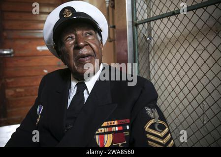 US-Streitkräfte. MARINE CORPS BASIS HAWAII – Carl E. Clark, Chief Petty Officer (pensioniert), besucht zum ersten Mal seit dem Zweiten Weltkrieg den MCB Hawaii. Clark war während der japanischen Angriffe auf Oahu am 7. Dezember 1941 auf der Naval Air Station Kaneohe Bay stationiert. Die NAS Kaneohe Bay, die heute als Marine Corps Base Hawaii bekannt ist, war die erste US-Militäreinrichtung, die am 7. Dezember angegriffen wurde. (Foto des U.S. Marine Corps von Sgt. Brittney Vella/veröffentlicht) Stockfoto