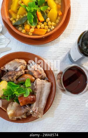 Authentischer portugiesischer Cozido: Ein herzhafter Eintopf mit Fleisch, Gemüse und Gewürzen, der die Aromen Portugals verkörpert. Stockfoto