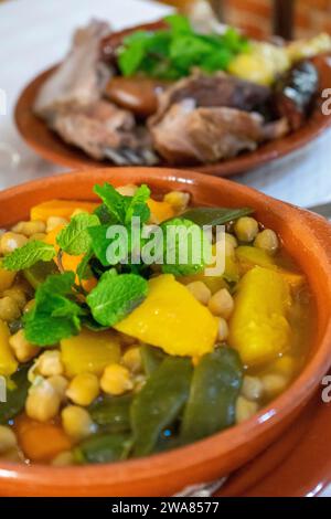 Authentischer portugiesischer Cozido: Ein herzhafter Eintopf mit Fleisch, Gemüse und Gewürzen, der die Aromen Portugals verkörpert. Stockfoto