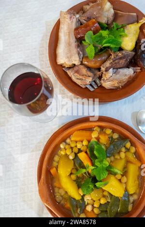 Authentischer portugiesischer Cozido: Ein herzhafter Eintopf mit Fleisch, Gemüse und Gewürzen, der die Aromen Portugals verkörpert. Stockfoto