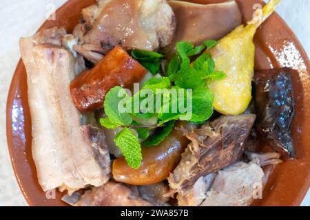 Authentischer portugiesischer Cozido: Ein herzhafter Eintopf mit Fleisch, Gemüse und Gewürzen, der die Aromen Portugals verkörpert. Stockfoto