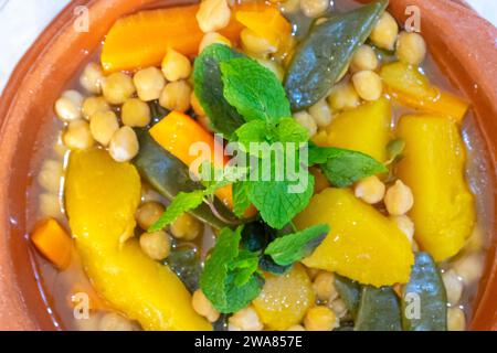 Authentischer portugiesischer Cozido: Ein herzhafter Eintopf mit Fleisch, Gemüse und Gewürzen, der die Aromen Portugals verkörpert. Stockfoto