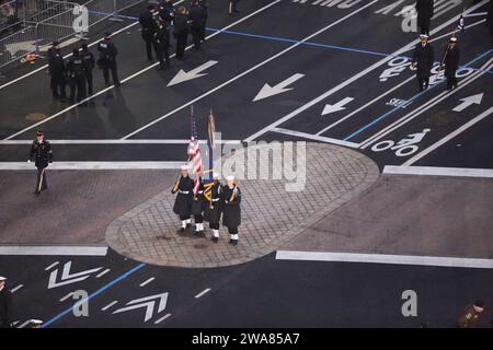 US-Streitkräfte. WASHINGTON (20. Januar 2017) die US Navy Color Guard marschiert während der 58. Präsidentschaftsparade in Washington, D.C. die Pennsylvania Avenue hinunter. Mehr als 5.000 Militärangehörige aus allen Zweigen der Streitkräfte der Vereinigten Staaten, einschließlich der Reserve- und der Nationalgarde. feierliche Unterstützung und Verteidigung der Zivilbehörden während der Eröffnungszeit. (Foto der US-Armee von Sgt. Michael Christensen/veröffentlicht) Stockfoto