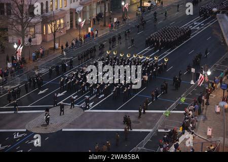 US-Streitkräfte. WASHINGTON (20. Januar 2017) die U.S. Navy Band marschiert während der 58. Präsidentschaftsparade in Washington, D.C. die Pennsylvania Avenue hinunter. Mehr als 5.000 Militärangehörige aus allen Zweigen der Streitkräfte der Vereinigten Staaten, einschließlich der Reserve- und der Nationalgarde. feierliche Unterstützung und Verteidigung der Zivilbehörden während der Eröffnungszeit. (Foto der US-Armee von Sgt. Michael Christensen/veröffentlicht) Stockfoto