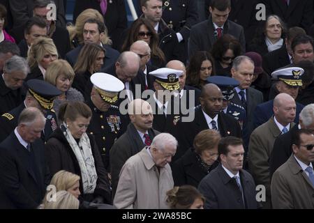 US-Streitkräfte. WASHINGTON (20. Januar 2017) die US Joint Chiefs of Staff verneigen ihre Köpfe während der 58. Präsidenteneinweihung im US Capitol Building im Gebet. Mehr als 5.000 Militärangehörige aus allen Zweigen der US-Streitkräfte, einschließlich der Reserve- und der Nationalgarde, leisteten während der Eröffnungsphase zeremonielle Unterstützung und Verteidigungsunterstützung der Zivilbehörden. (U.S. Marine Corps Foto von Lance CPL. Cristian L. Ricardo/veröffentlicht) Stockfoto