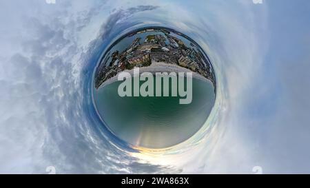 Ein winziger Planetenblick auf das Meer am Madeira Beach in Florida, USA Stockfoto