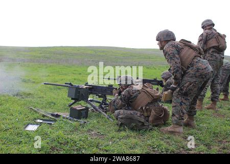 US-Streitkräfte. 170207N0901-001-MARINESTÜTZPUNKT ROTA, Spanien (7. Februar 2017) unter der Aufsicht von Sgt.t Saul J. Tellez aus Cumberland Maine, Lance CPL. Kent C. Thostenson aus Albert Lea, Minn. führt im Ausbildungsgebiet Sierra del Retin eine Fortbildung mit dem schweren Maschinengewehr M2A1 .50 Cal durch. Die 6. US-Flotte mit Hauptsitz in Neapel (Italien) führt das gesamte Spektrum gemeinsamer und Marineoperationen durch, oft in Abstimmung mit verbündeten, gemeinsamen und interinstitutionellen Partnern, um die nationalen Interessen der USA sowie die Sicherheit und Stabilität in Europa und Afrika zu fördern. (Foto des U.S. Marine Corps von Captain D. Stockfoto