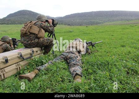 US-Streitkräfte. 170208N0901-001-MARINESTÜTZPUNKT ROTA, Spanien (8. Februar 2017) Staff Sgt. Isreal J. Eschete aus Houme, La. Fungiert als Spotter, während Lance CPL. Garrett A. Swaim aus Yadkin, N.C., ein halbautomatisches M110-Scharfschützensystem abfeuert, während er im Sierra del Retin Training Area am 8. Februar 2017 durchführt. Die 6. US-Flotte mit Hauptsitz in Neapel (Italien) führt das gesamte Spektrum gemeinsamer und Marineoperationen durch, oft in Abstimmung mit verbündeten, gemeinsamen und interinstitutionellen Partnern, um die nationalen Interessen der USA sowie die Sicherheit und Stabilität in Europa und Afrika zu fördern. (Foto des U.S. Marine Corps von ca. Stockfoto