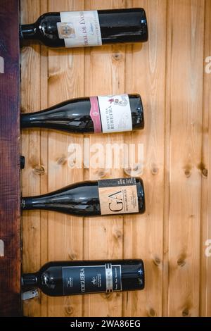 Evora, Alentejo, Portugal. November 2022. Ausstellung von Alentejo-Weinflaschen auf Wandregal in einem rustikalen Restaurant. Stockfoto