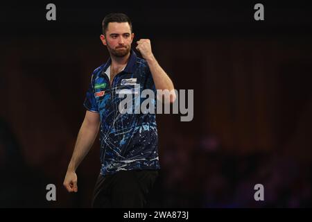 Alexandra Palace, London, Großbritannien. Januar 2024. 2023/24 PDC Paddy Power World Dart Championships Tag 15, Halbfinale; Luke Humphries feiert, nachdem er den 5. Satz gegen Scott Williams gewonnen hat. Credit: Action Plus Sports/Alamy Live News Stockfoto