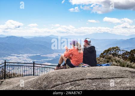 Malerische Ausblicke über die viktorianischen Alpen vom Gipfel des Mount Buffalo. Stockfoto