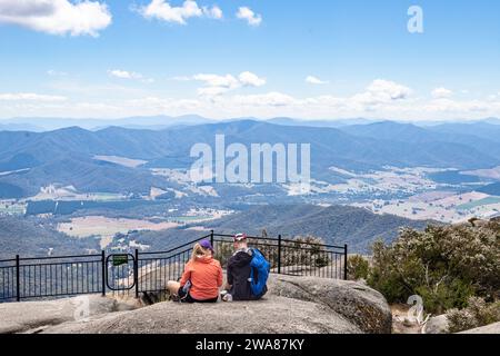 Malerische Ausblicke über die viktorianischen Alpen vom Gipfel des Mount Buffalo. Stockfoto