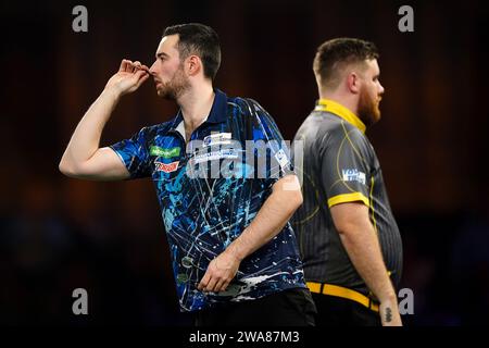 Luke Humphries im Kampf gegen Scott Williams (rechts) am 15. Tag der Paddy Power World Darts Championship im Alexandra Palace, London. Bilddatum: Dienstag, 2. Januar 2024. Stockfoto