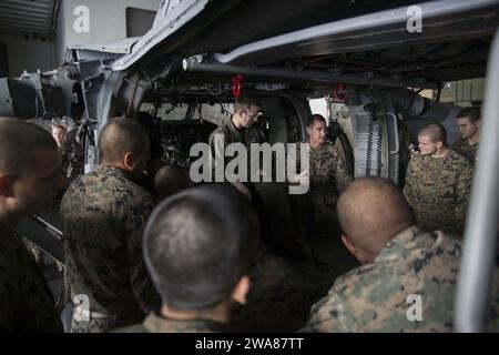 US-Streitkräfte. 170309EO036-015 ATLANTISCHER OZEAN (9. März 2017) Marines mit dem 3. Bataillon 6th Marine Regiment erhalten am 9. März 2017 Einführungskurse im UH-60 Black Hawk Hubschrauber an Bord des amphibischen Angriffsschiffs USS Bataan (LHD 5). Marines mit 3/6 werden das Wissen der Klasse nutzen, um verschiedene Missionen durchzuführen, während sie mit der 24. Marine Expeditionary Unit eingesetzt werden. Die 24. MEU wird derzeit zusammen mit der Amphibious Ready-Gruppe Bataan eingesetzt, um die Maßnahmen zur Gefahrenabwehr im Seeverkehr und die Zusammenarbeit im Bereich der Theatersicherheit im Zuständigkeitsbereich der 6. Flotte zu unterstützen. (U.S. Marine C Stockfoto