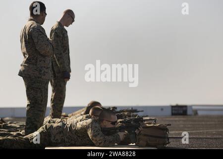 US-Streitkräfte. 170311OC926-166 MITTELMEER (11. März 2017) Marines mit Indien Kompanie, Battalion Landing Team, 3. Bataillon, 6. Marine Regiment, 24. Marine Expeditionary Unit, greifen ihre Ziele während eines Live-Feuertrainings an Bord der USS Mesa Verde (LPD 19) am 11. März 2017 an. Die 24. MEU wird derzeit zusammen mit der Bataan Amphibious Ready Group eingesetzt, um die Maßnahmen zur Gefahrenabwehr im Seeverkehr und die Zusammenarbeit im Bereich der Theatersicherheit im Einsatzgebiet der 6. US-Flotte zu unterstützen. (U.S. Marine Corps Foto von CPL. Hernan Vidana/veröffentlicht) Stockfoto