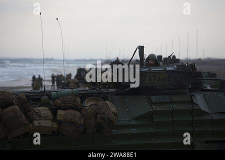 US-Streitkräfte. 170318MS784-269 CAPU MIDIA, Rumänien (18. März 2017) – Marines mit der 24th Marine Expeditionary Unit (MEU) stellen amphibische Angriffsfahrzeuge auf dem Capu Midia Trainingsgelände in Rumänien während der Übung Spring Storm 2017, 18. März, vor. Die 24. MEU nahm an der Entwicklung der bilateralen Ausbildung im Seeverkehr unter der Leitung Rumäniens Teil. Die 24. MEU wird zusammen mit der Bataan Amphibious Readiness Group eingesetzt, um die Maßnahmen zur Gefahrenabwehr im Seeverkehr und die Zusammenarbeit im Bereich der Theatersicherheit in den Einsatzgebieten der 5. Und 6. US-Flotte zu unterstützen. (Foto von Lance CPL. Melanye Martinez/Releas Stockfoto