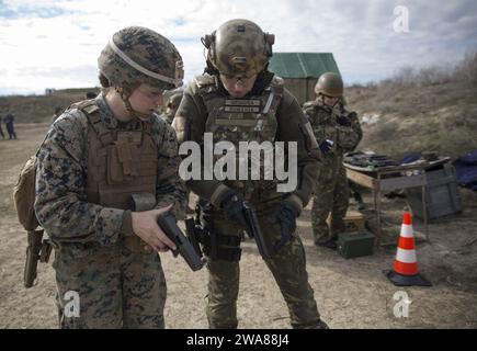 US-Streitkräfte. 170320EO036-036 CAPU MIDIA, Rumänien (20. März 2017) – die US-Marines, die der 24. Marine Expeditionary Unit (MEU), dem Female Engagement Team und rumänischen Truppen zugewiesen sind, erfahren während der Übung Spring Storm 2017 am 20. März auf dem Capu Midia Trainingsplatz in Rumänien mehr über die Waffensysteme der anderen. Die 24. MEU wird derzeit zusammen mit der Bataan Amphibious Ready Group eingesetzt, um die Maßnahmen zur Gefahrenabwehr im Seeverkehr und die Zusammenarbeit im Bereich der Theatersicherheit im Einsatzgebiet der 6. US-Flotte zu unterstützen. (U.S. Marine Corps Foto von CPL. Brianna Gaudi/veröffentlicht) Stockfoto