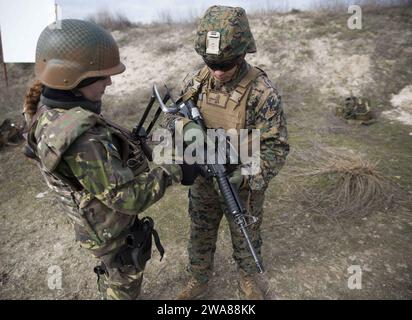 US-Streitkräfte. 170320EO036-018 CAPU MIDIA, Rumänien (20. März 2017) – die US-Marines, die der 24. Marine Expeditionary Unit (MEU), dem Female Engagement Team und rumänischen Truppen zugewiesen sind, erfahren während der Übung Spring Storm 2017 am 20. März auf dem Capu Midia Trainingsplatz in Rumänien mehr über die Waffensysteme der anderen. Die 24. MEU wird derzeit zusammen mit der Bataan Amphibious Ready Group eingesetzt, um die Maßnahmen zur Gefahrenabwehr im Seeverkehr und die Zusammenarbeit im Bereich der Theatersicherheit im Einsatzgebiet der 6. US-Flotte zu unterstützen. (U.S. Marine Corps Foto von CPL. Brianna Gaudi/veröffentlicht) Stockfoto