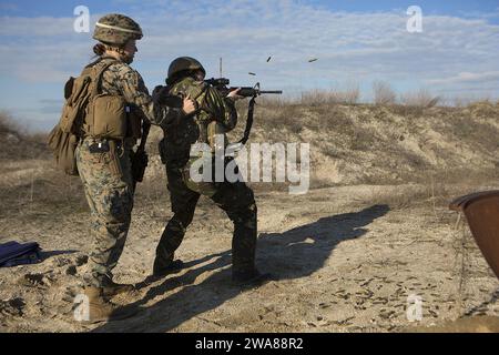 US-Streitkräfte. 170320MS784-267 CAPU MIDIA, Rumänien (20. März 2017) – USA Marinekorps CPL. Jessica Smith, links, unterstützt ein rumänisches Dienstmitglied bei der Übung Spring Storm 2017 am 20. März bei der 24. Marine Expeditionary Unit (MEU), Female Engagement Team, beim Abfeuern eines M4-Karabins auf dem Capu Midia-Trainingsgelände in Rumänien. Die 24. MEU nahm an der Entwicklung der bilateralen Ausbildung im Seeverkehr unter der Leitung Rumäniens Teil. Die 24. MEU wird zusammen mit der Bataan Amphibious Readiness Group eingesetzt, um maritime Sicherheitsoperationen und die Zusammenarbeit im Bereich der Theatersicherheit in den USA 5. Und 6. Zu unterstützen Stockfoto