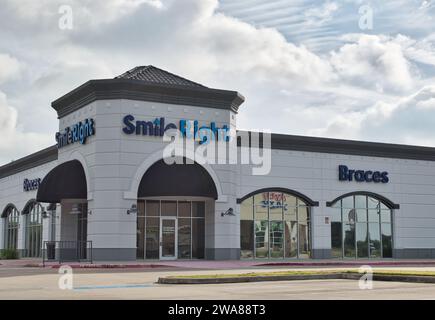 Houston, Texas USA 07-04-2023: Smile Right Dental Clinic Exterieur in Houston, Texas. Lokales Zahnarztgeschäft. Stockfoto