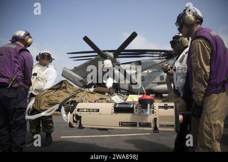 US-Streitkräfte. 170323EU132-034 MITTELMEER (23. März 2017) Marines und Seeleute mit der 24th Marine Expeditionary Unit (MEU) transportieren einen simulierten Patienten zu einem CH-53E Super Hallion Hubschrauber, 23. März 2017. Die 24. MEU wird derzeit zusammen mit der Bataan Amphibious Readiness Group eingesetzt, um die Maßnahmen zur Gefahrenabwehr im Seeverkehr und die Zusammenarbeit im Bereich der Theatersicherheit im Einsatzgebiet der 6. US-Flotte zu unterstützen. (U.S. Marine Corps Foto von CPL. Autmn Bobby/veröffentlicht) Stockfoto