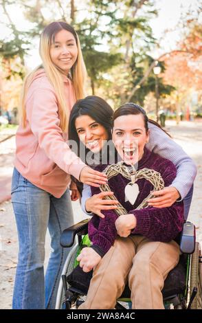 Inspired Inclusion IWD2024, Diversität mit Behindertenfeministik. Herz Gesundheit Hand Symbol Stockfoto