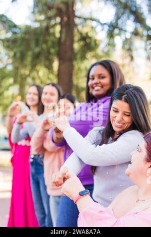 Die Hände in Herzform inspirieren feministische Inklusion für Vielfalt und Sorgenfreiheit Stockfoto