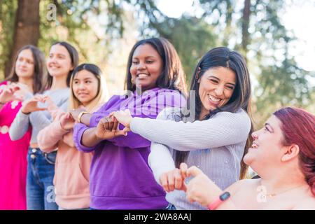 Die Hände in Herzform inspirieren feministische Inklusion für Vielfalt und Sorgenfreiheit Stockfoto