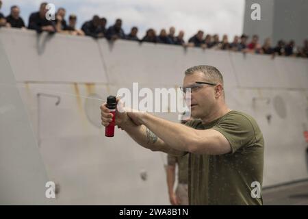 US-Streitkräfte. 170422OC926-145 Mittelmeer (22. April 2017) Gunnery Sgt. Arvin L. Manning, Unteroffizier des Personals, der für die Strafverfolgungseinheit zuständig ist, 24. Marine Expeditionary Unit (MEU), besprüht einen Sailor mit Oleoresin capsicum während eines Confidence-Kurses im Rahmen eines nicht-letalen Trainings an Bord des Amphibien-Transportschiffs USS Mesa Verde (LPD 19) der San Antonio-Klasse am 22. April 2017. Die 24. MEU wird mit der Bataan Amphibious Ready Group zur Unterstützung von Maßnahmen zur Gefahrenabwehr im Seeverkehr und zur Zusammenarbeit im Bereich der Theatersicherheit im Gebiet der 6. US-Flotte von begonnen Stockfoto