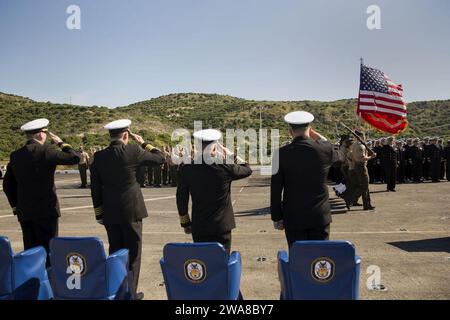 US-Streitkräfte. 170505OC926-057 SOUDA BAY, Griechenland (5. Mai 2017) die offizielle Partei des amphibischen Transportdockschiffs USS Mesa Verde (LPD 19) überreicht Auszeichnungen, als der gemeinsame Farbwächter während einer Zeremonie zum Kommandowechsel am 5. Mai 2017 abfährt. Die 24. MEU wird mit der Bataan Amphibious Ready Group zur Unterstützung von Maßnahmen zur Gefahrenabwehr im Seeverkehr und der Zusammenarbeit im Bereich der Theatersicherheit im Einsatzgebiet der 6. US-Flotte durchgeführt. (Foto des U.S. Marine Corps von CPL. Hernan Vidaña) Stockfoto