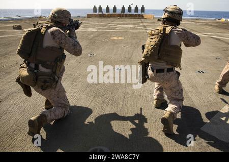 US-Streitkräfte. 170510OC926-136 MITTELMEER (10. Mai 2017) Marines der Light Armored Reconnaissance Company, Battalion Landing Team, 3rd Battalion, 6th Marine Regiment, 24th Marine Expeditionary Unit (MEU), setzen Ziele in der knienden Position während einer Übung zur Ausbildung von Waffen und lebendem Feuer an Bord des amphibischen Transportdocks USS Mesa Verde (LPD 19) ein. Mai 2017. Die 24. MEU wird mit der Bataan Amphibious Ready Group zur Unterstützung von Maßnahmen zur Gefahrenabwehr im Seeverkehr und der Zusammenarbeit im Bereich der Theatersicherheit im Einsatzgebiet der 6. US-Flotte durchgeführt. (USA Ma Stockfoto