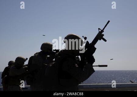 US-Streitkräfte. 170510OC926-165 Mittelmeer (10. Mai 2017) Marines der Light Armored Reconnaissance Company, Battalion Landing Team, 3. Bataillon, 6. Marine Regiment, 24. Marine Expeditionary Unit (MEU), greifen während einer Übung zur Ausbildung von Waffen und lebendem Feuer an Bord des Amphibientransportschiffes USS Mesa Verde (LPD 19) Ziele aus den stehenden Positionen an. Mai 2017. Die 24. MEU wird mit der Bataan Amphibious Ready Group zur Unterstützung von Maßnahmen zur Gefahrenabwehr im Seeverkehr und der Zusammenarbeit im Bereich der Theatersicherheit im Einsatzgebiet der 6. US-Flotte durchgeführt. (USA Stockfoto