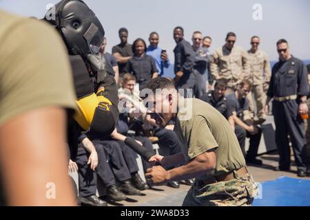 US-Streitkräfte. 170520OC926-655 MITTELMEER (20. Mai 2017) Lance CPL. Jeffery Perry, zugewiesen zum Battalion Landing Team, 3. Bataillon, 6. Marineregiment, 24. Marine Expeditionary Unit (MEU), nach einem Vertrauenskurs an Bord des Amphibien-Transportschiffs USS Mesa Verde (LPD 19) der San Antonio-Klasse Mai 2017. Die 24. MEU wird mit der Bataan Amphibious Ready Group zur Unterstützung von Maßnahmen zur Gefahrenabwehr im Seeverkehr und zur Zusammenarbeit im Bereich der Theatersicherheit im Einsatzgebiet der 5. Und 6. US-Flotte durchgeführt. (U.S. Marine Corps Stockfoto