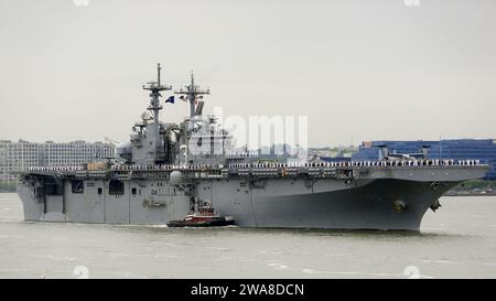 US-Streitkräfte. 170524IQ883-002 NEW YORK (24. Mai 2017) das amphibische Sturmschiff USS Kearsarge (LHD 3) kommt während der 29. Jährlichen Flottenwoche New Yorks Parade of Ships im Hafen von New York an. Die Parade der Schiffe markiert den Beginn der Flottenwoche New York. (Foto des U.S. Marine Corps von Sgt. Gabby Petticrew/veröffentlicht) Stockfoto