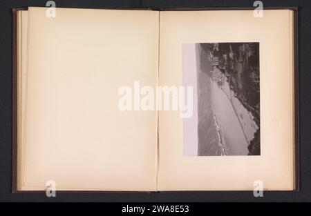 Blick auf Schloss Rheinfels und Sankt Goar am Rhein, Anonym, um 1881 - um 1891 fotomechanischer Druck Rijnland-Palt-Maker: Dresdner Papierkollotypruine einer Wohnung, eines Hauses, einer Burg usw. fluss. Blick auf die Stadt und Landschaft mit künstlichen Bauten Schloss Rheinfels. Heilige Gut Stockfoto