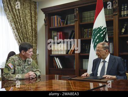 US-Streitkräfte. General Joseph L. Votel, Kommandeur des United States Central Command, trifft sich mit Präsident Michel Aoun während seines Besuchs im Libanon am 6. Juni 2017. Während der Begehung traf sich Votel mit führenden Führern in der Region. (Foto des US-Verteidigungsministeriums von Dana Flamer, Tech Sgt. Der US Air Force) Stockfoto