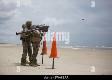 US-Streitkräfte. 170606HR246-0283 CAMP LEJUENE (6. Juni 2017) Marines, die dem 2. Low Altitude Air Defense Battalion (LAAD) zugeteilt sind, feuern am 6. Juni 2017 eine FIM-92 Stinger-Rakete während eines Live-Feuertrainings in Camp Lejeune, N.C., ab. Marines mit 2. LAAD führten eine Feuerübung durch, um die Fähigkeiten und Genauigkeit mit verschiedenen Waffensystemen zu erhalten. (U.S. Marine Corps Foto von Lance CPL. Cody J. Ohira/veröffentlicht) Stockfoto