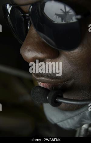 US-Streitkräfte. Senior Airman Thriston Noel, 351st Air Tanking Squadron Boom Operator, betankt eine F-16 Fighting Falcon, 510th Fighter Squadron, von einem KC-135R Stratotanker während der BALTOPS Übung über Lettland am 7. Juni 2017. Die U.S. Air Force unterstützt diese Übung mit etwa 900 Flugzeugen, acht F-16 vom 31. Kampfflugzeug, Aviano Air Base, Italien, vier KC-135 Stratotankern vom 100. Luftbetankungsflügel, RAF Mildenhall, U.S. Air Force Reserve 459. Luftbetankungsflügel, Joint Base Andrews, Maryland, ein Airborne Warning and Control System (AWACS) der Luftwaffe E-3 ab Stockfoto