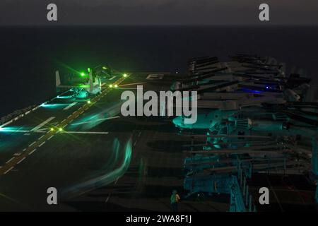 US-Streitkräfte. 170610PJ332-248 PAZIFISCHER OZEAN (10. Juni 2017) eine MV-22B Osprey sitzt auf dem Flugdeck des amphibischen Angriffsschiffs USS Bonhomme Richard (LHD 6). Die Osprey gehört zur Marine Medium Tiltrotor Squadron 265 (verstärkt). (Foto des U.S. Marine Corps von Staff Sgt. T. T. Parish/Freigelassen) Stockfoto