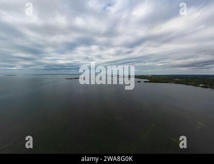 Eine Luftaufnahme der Wolken und des Meeres nördlich von Tampa in Florida, USA Stockfoto