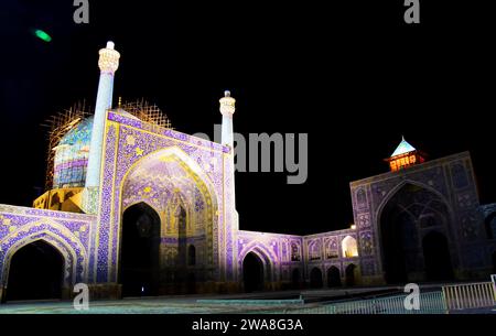 Atemberaubender Blick auf die Schah Moschee bei Nacht auf dem Naqsh-e Jahan Platz (Emam Platz), Isfahan, Iran. Ein heller einsamer Stern hängt im Hintergrund. Stockfoto