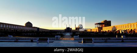 Naqsh-e Jahan-Platz (Emam-Platz) in Isfahan, Iran, bei Sonnenaufgang. Stockfoto